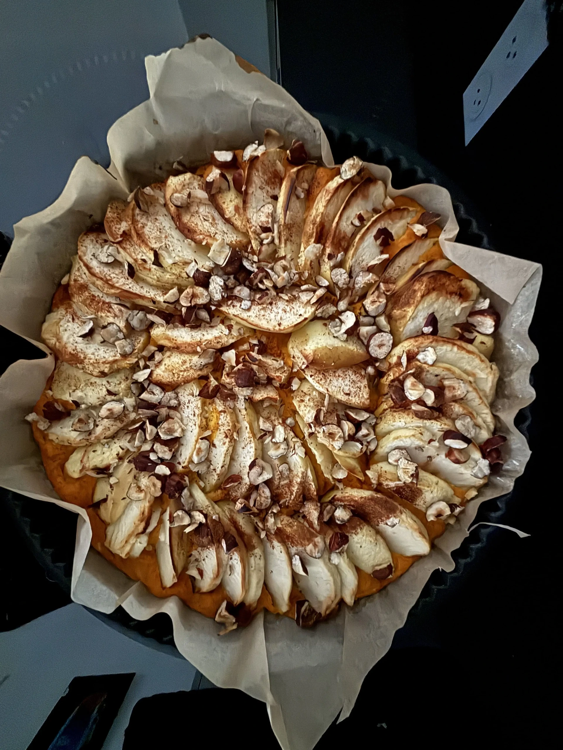 Tarte légère pomme potiron noisettes faite maison, décorée de lamelles de pommes en rosace, noisettes concassées et saupoudrée de cannelle, recette healthy et automnale.
