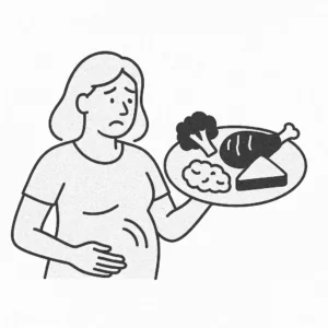 Femme d’environ 50 ans souriante préparant un repas équilibré composé de légumes, poisson et produits frais dans une cuisine lumineuse, symbolisant la nutrition et le bien-être pendant la ménopause.