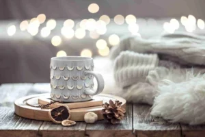 Tasse chaude en hiver, ambiance cocooning, illustrant le thème alimentation hivernale immunité.